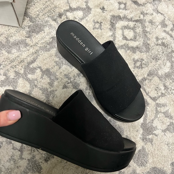 Sandals - Picture 2 of 4